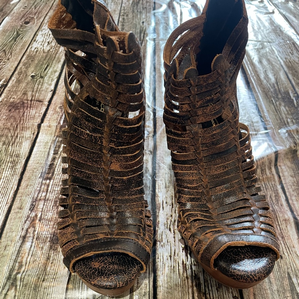 Brown wedge